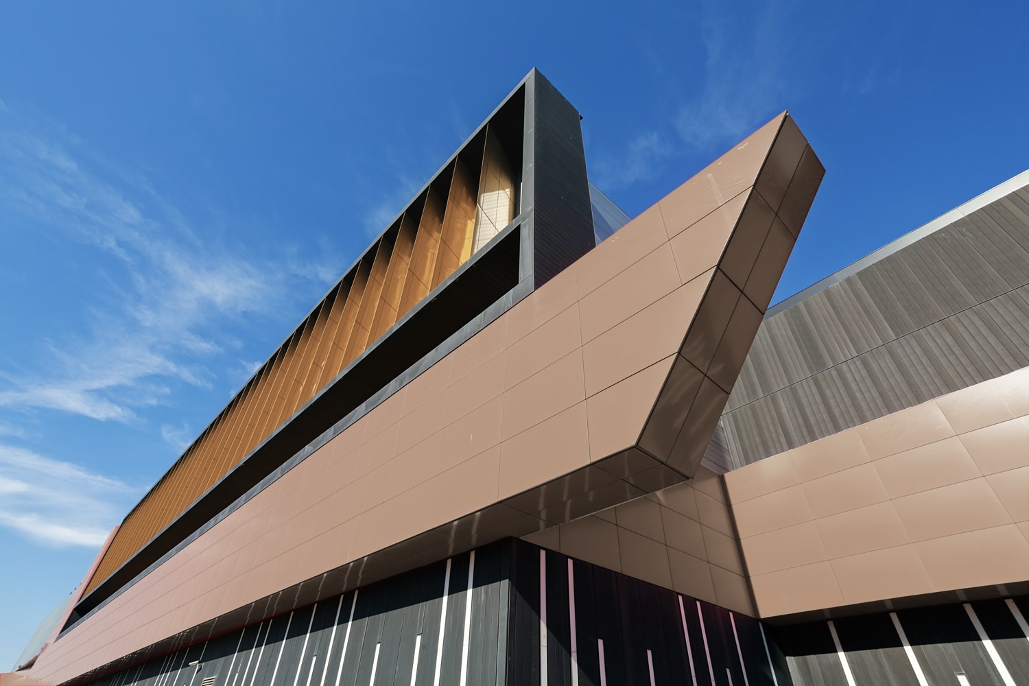 Individuelle Fassaden- und Gebäudereiniger von AcroTec GmbH aus Bad Saulgau Metallfassade